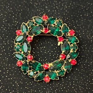 Green Winter Wreath Brooch